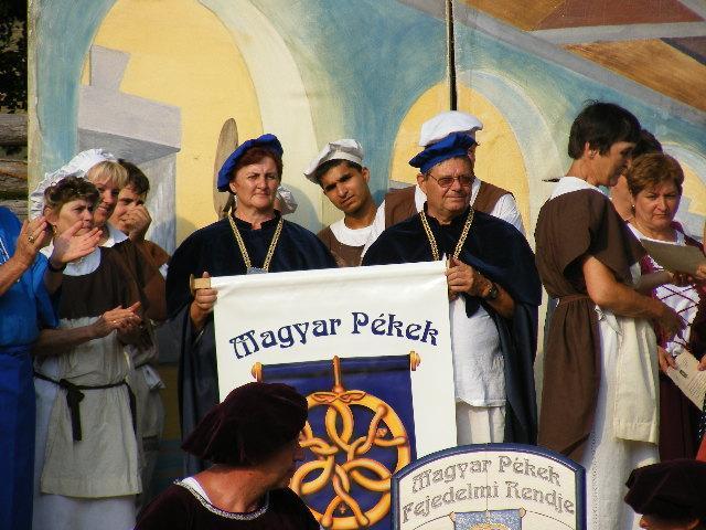 A Magyar Pékek Fejedelmi Rendjének Tolcsvai csoportja A hagyományápoláshoz hozzátartozik a hagyományok továbbadása, és itt jön képbe az oktatás.