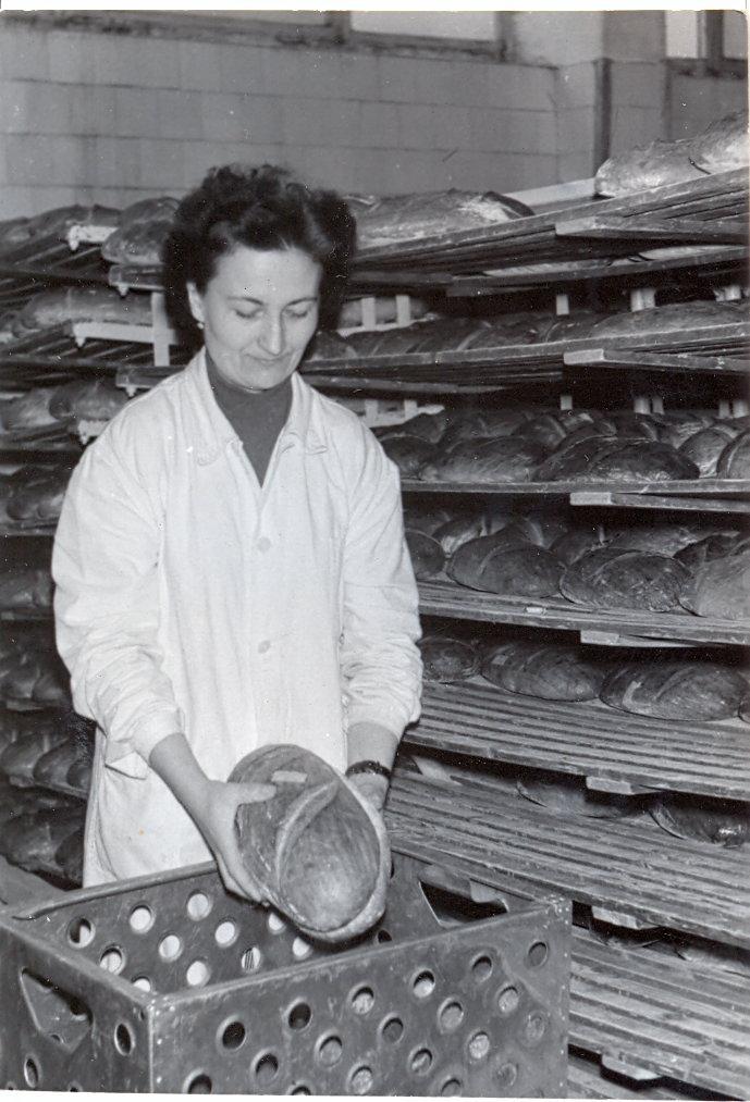 Domszky Gizella a Salgótarjáni Kenyérgyár árukiadójában. (1966) György bátyám három héttel 70. születésnapja után 1999-ben halt meg.