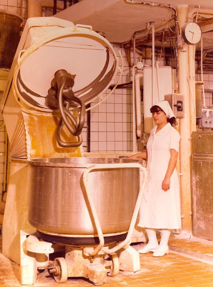 A kenyérgyár akkori igazgatója Baksa Mihály, világosan látta a problémát, és első feladatomul egy üzemi laboratórium létesítését tűzte ki. 1950.