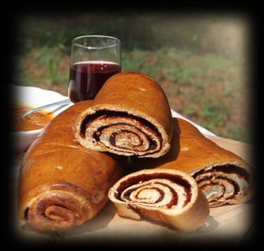 Állománya foszlós, külső cukros-diós része ropogós. Felülete a karamellizálódott cukortól fényes, durvára darabolt, pörkölt dióval díszített. Csíkokra szedhető.