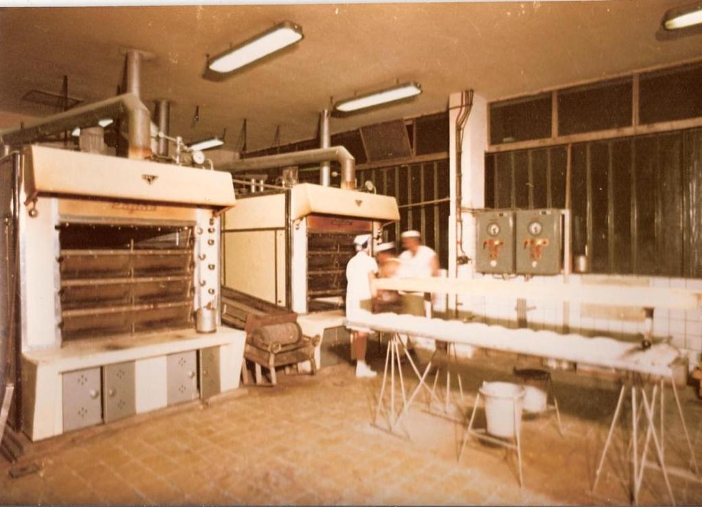 IV.3. Szakaszos fűtésű szerelt (vetőszerkezettel kiszolgálható) kemencék A fejlett ipari országokban már a második világháború előtt a kísérletek folytak szerelt sütőkemencék gyártására, amelynek