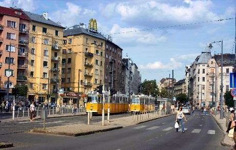 Egymástól távolabb elhelyezkedő épületcsoportból lakóházakból és a hozzájuk tartozó gazdasági épületekből - álló telep. 2. A házak földszintesek, hosszú, megnyúlt az alaprajzuk. 3.