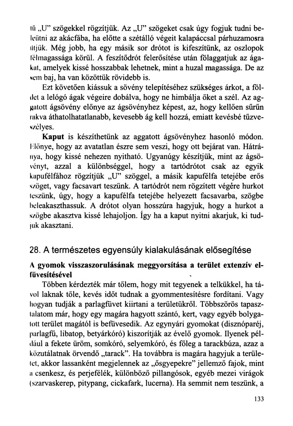 1(1 U szögekkel rögzítjük. Az U szögeket csak úgy fogjuk tudni beleütni az akácfába, ha előtte a szétálló végeit kalapáccsal párhuzamosra Ilijük.