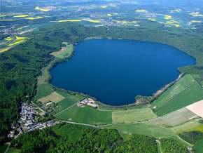 Vulkáneifel 2000 km 2 -es körzetet foglal el az Eifel központi, Ny-i és K-i részében. Az Eifel fekvése Aachen, Trier és Koblenz között Forrás: www.wikipedia.