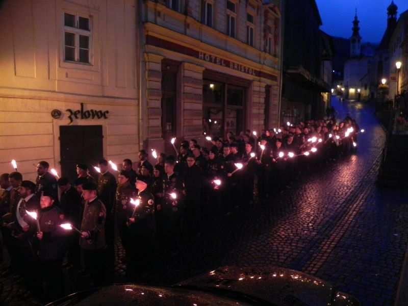 Fáklyafényes menet az