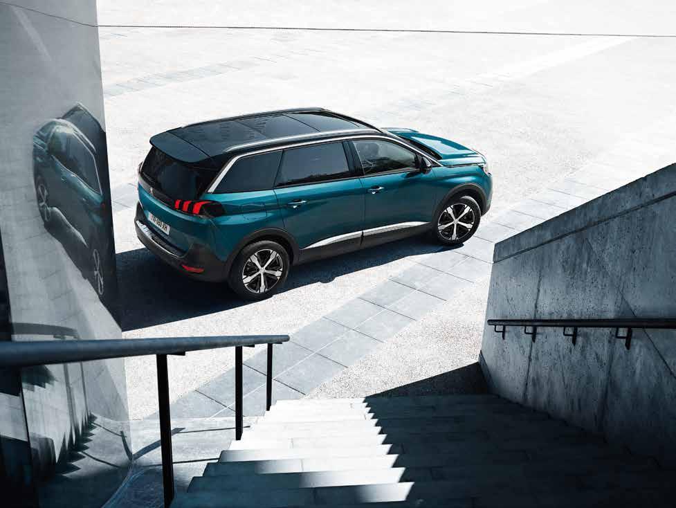 A hűtőrács finom krómbordái és a függőleges kiképzésű, nagy légbeömlőkkel díszített orr-rész még tovább fokozza az új PEUGEOT 5008 SUV
