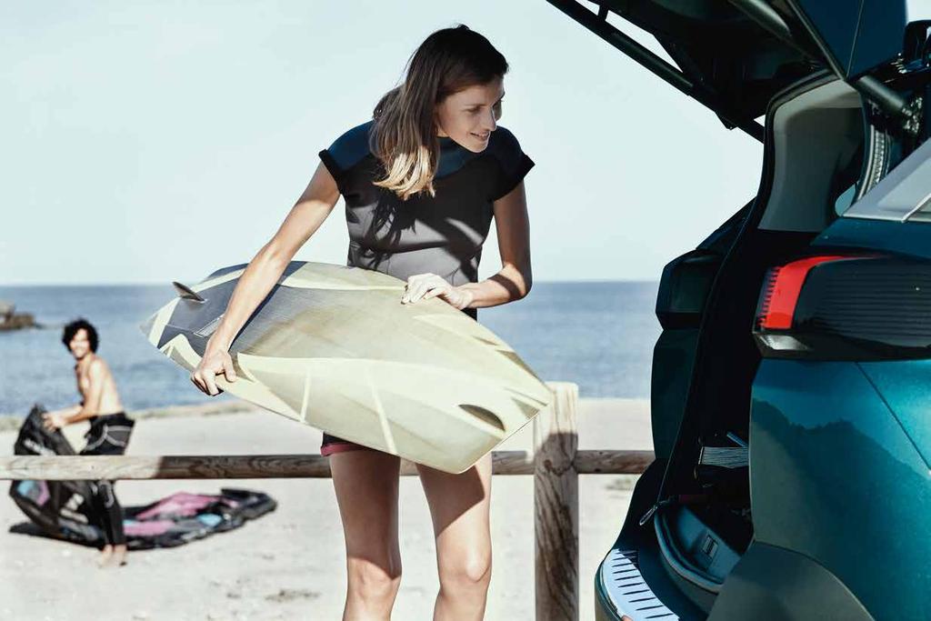 ÉLJE BELE MAGÁT! ALAKÍTSA KEDVÉRE! Alakítsa kedvére az új Peugeot 5008 SUV-ját, és használja ki a hatalmas csomagtartót.