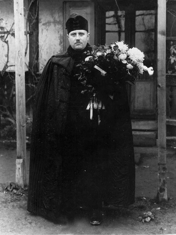 Kovács Áron, PhD ideiglenes kormányhoz. A kormánytól származó igazolással a főjegyző igyekezett a késleltetni az elhurcolást.