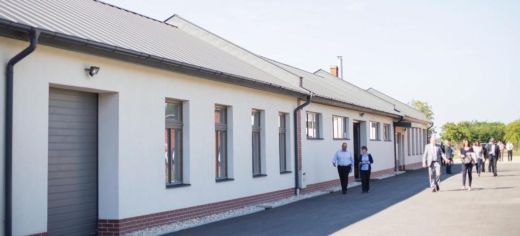 Csomagolóanyagok az emberért A STARFOL Plusz Kft. ikervári telephelyének avató ünnepsége A 15 éves STARFOL Plusz Kft. tulajdonosát, Hindiné Ódor Mónikát, Dr. W.