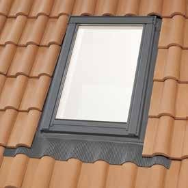 A tetőablak 16 mm profilmagasság feletti lapos cserépre, sima cserepekre, betoncserepekre, profilírozott kerámiacserepekre vagy akár bordásfémlemez-tetőbe is beszerelhető.
