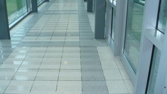 MAGASFÉNYŰ,LAKKOZOTT BURKOLATOK RINIVI ANTISLIP FLOOR EXKLUZÍV, ÁTLÁTSZÓ CSÚSZÁSGÁTLÓ BEVONAT A RINIVI antislip Floor egy kétkomponensű, vizes bázisú, poliuretán bevonat.