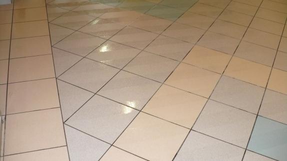 RINIVI antislip Floor S, L, XL szemcseméretekben készül, ideális megoldás akár a magas fényű, polírozott, akryl, fa, fém, üveg, kerámia, gránit, márvány, mészkő, PVC, beton, stb.