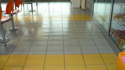 MAGASFÉNYŰ,LAKKOZOTT BURKOLATOK RINIVI ANTISLIP FLOOR EXKLUZÍV, ÁTLÁTSZÓ CSÚSZÁSGÁTLÓ BEVONAT A RINIVI antislip Floor típusai szemcseméret