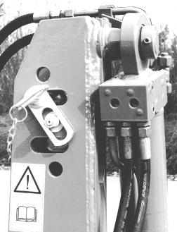2 Ellenőrizze a traktor gumiabroncs-nyomását és a távolságot a gumiabroncsok között; a méret elöl és hátul kb. legyen azonos, a kerékabroncsok belső oldala legyen egyvonalban (2/).