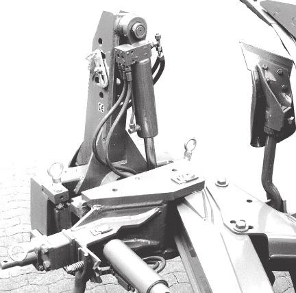 2 Szántóföldi használat A traktor alsó kormányrúdja a munka során legyen oldalra elmozdítható. Kiemelt állásban azonban mégis, amennyire a traktor szerkezete megengedi, oldalirányban legyen rögzítve.