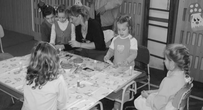 Készültek a töklámpások, õszi díszek, termésállatkák és huncut integetõ gyümölcsök. Nagy örömünkre elfogadta meghívásunkat Kocsis Ottó és Kiss Tibor duója.
