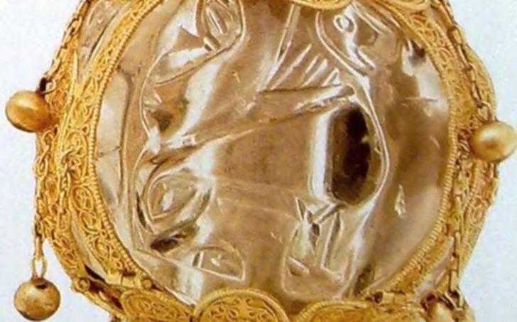 A koronázással kapcsolatos felfogás nem az ezredforduló, hanem Kálmán király (1095-1116) udvarának gondolkodásmódját tükrözi.