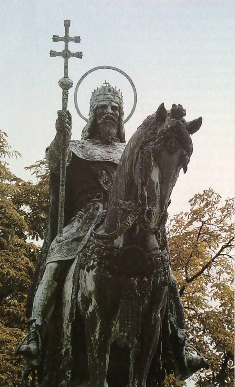 Szent István lovas szobra. Stróbl Alajos alkotása 1906 óta áll a budai Várban, a Halászbástyán.