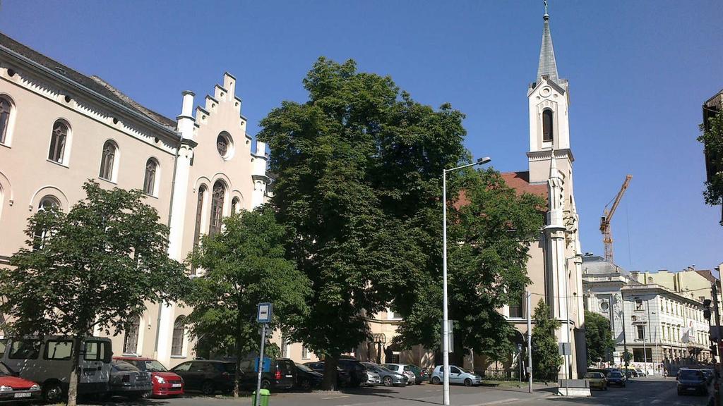 Az épületegyüttes, melyhez a Budai Ének- és Zeneakadémia működése kötődött: a kapucinus templom bal oldalán a rendház, melyben a zeneiskolai tanítás folyt, jobb oldalán, a Corvin tér másik oldalán a