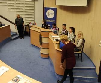 Ezeken a tanórákon a fejlett iskolai demokrácia és a korábban már itt megtartott EU tanórák hatékony információ átadást eredményeztek.
