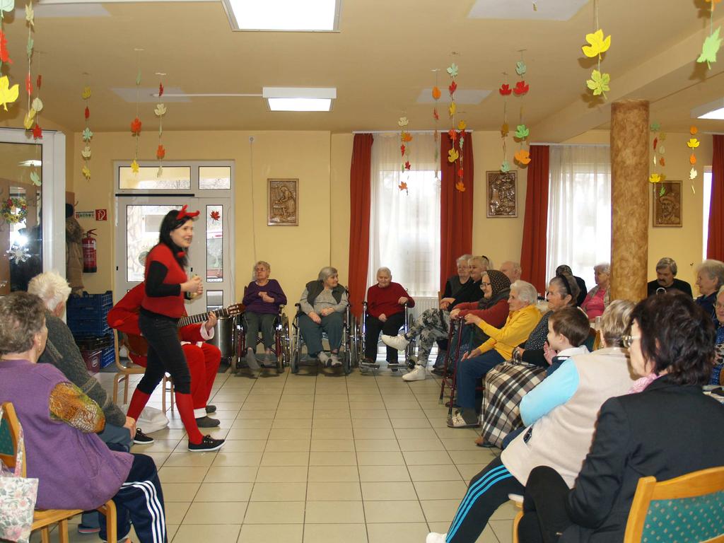 Oldal 3 ÉRKEZIK A MIKULÁS A Generációs-híd program Fogadd örökbe a Nagyit tevékenység keretén belül 2016.