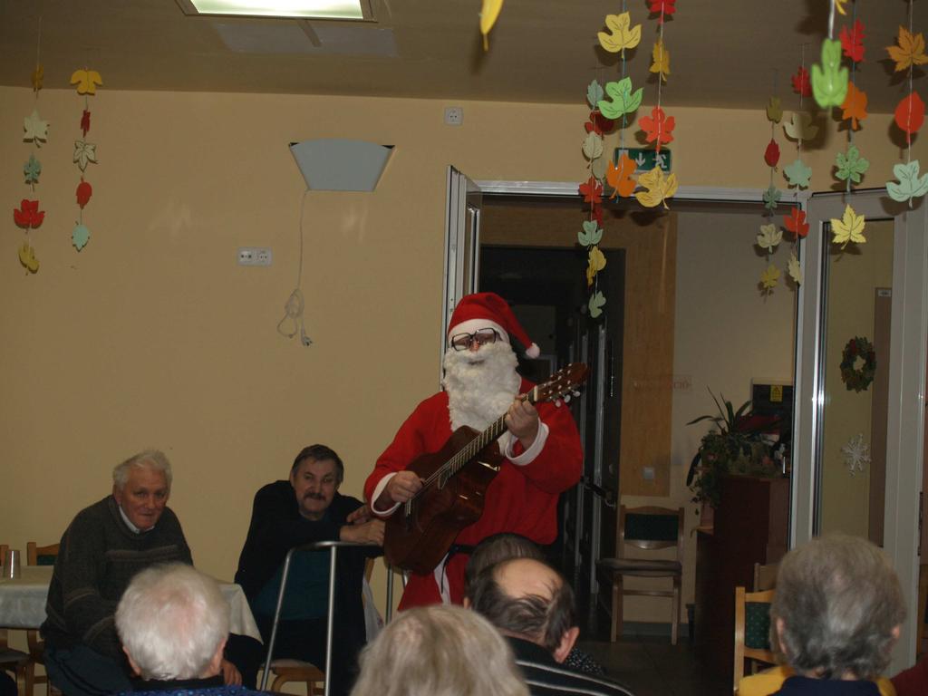 Az előadás nagyon tetszett a résztvevőknek, nagyon élvezték, hogy a Mikulás és a Krampusza sokat énekelt, mesélt és verseket adott elő, valamint őket is bevonta a műsorba.