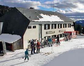 A magasan fekvő pályarendszert rendszeresen hóágyúzzák, így rendkívül hosszúra nyúlik a síszezon. Különlegessége: Kinderlachtal, snowboardpark, szánkópálya, 10 km.