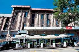 Hotel Krvavec 3* Sílift: a szálloda három ülőlift találkozásánál található a krvaveci sícentrum szívében. Hangulatos, alpesi stílusban, 2000-ben épült és 2009-ben teljesen felújított szálloda.
