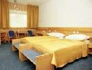 Síbusz: Az ingyenes, rendszeresen közlekedő síbusz mindössze néhány perc alatt Kranjska Gora sípályáihoz ér. A hotel 2009-ben nyitotta meg kapuit Gozd-Martuljek falujának szívében.