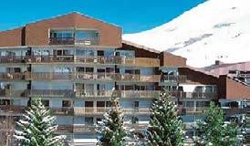 Les 2 Alpes Európa legnagyobb kiterjedésű, és a 2300 m szintkülönbség besíelésére lehetőséget adó gleccserpálya rendszerének köszönhetően igen népszerű egész évben üzemelő síközpont. Érdekesség a 3.