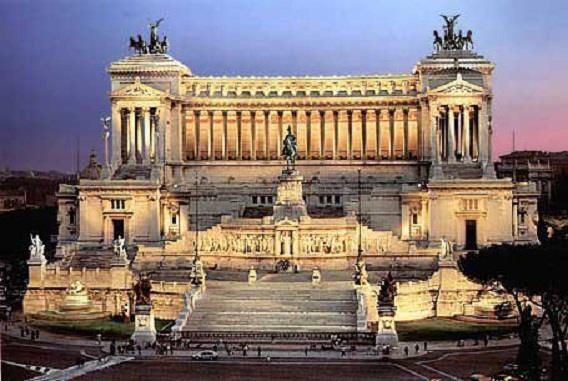 VITTORIANO-EMLÉKMŰ, PIAZZA VENEZIA Il Vittoriano A XIX. Században egy sor kis középkori utcát bontottak le, hogy helyet készítsenek a hatalmas fehér emlékműnek, melyet II.