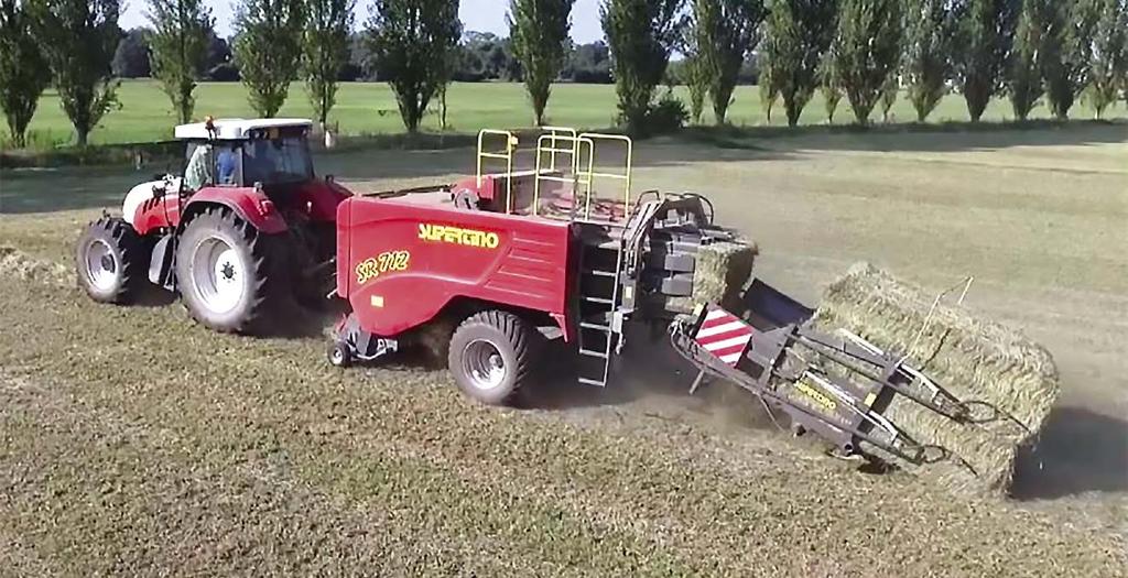 A szeletelőberendezés nélküli SuperTino SR712 bálázó bálakettőző bálacsúszdával szesítése alapján. Erre alapozva több gyártó (Fendt, Massey Ferguson, New Hol land stb.