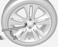 Óvja a sérülésektől a könnyűfém keréktárcsát egy puha rongy segítségével, amit a csavarhúzó és a keréktárcsa közé helyez.