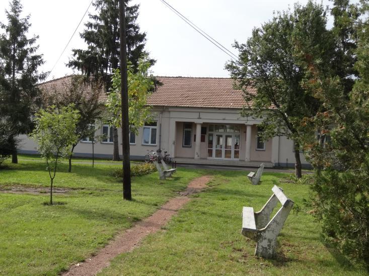 iskolába járt. Ugyanebben az évben az óvodai férőhelyek száma 53, a beíratott gyermekeké 55 volt.