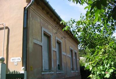 20 113 Rákóczi u.1. HV LEÍRÁS, JELLEMZŐK Az oldalhatáron álló, utcával párhuzamos gerincű nyeregtetős hajlított-ház tömegével, nyílásrendjével,
