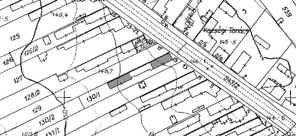 valamint a nyeregtetős, oromfalas, téglaarchitektúrával kialakított osztott