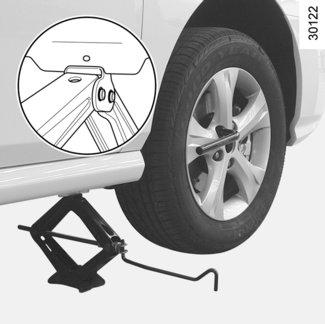 KERÉKCSERE (1/2) 2 1 Emelővel és kerékcsavarkulccsal felszerelt gépjármű Ha szükséges, vegye le a dísztárcsát. Lazítsa meg a kerékcsavarokat a nyíl irányában a kerékcsavarkulcs 1 segítségével.