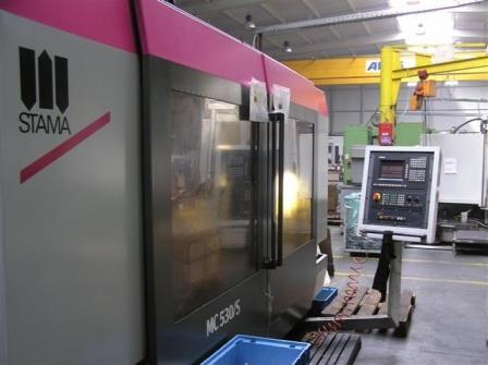 2012 Vezérlő típusa: FANUC 32i Vertikális megmunkáló központ; SK50