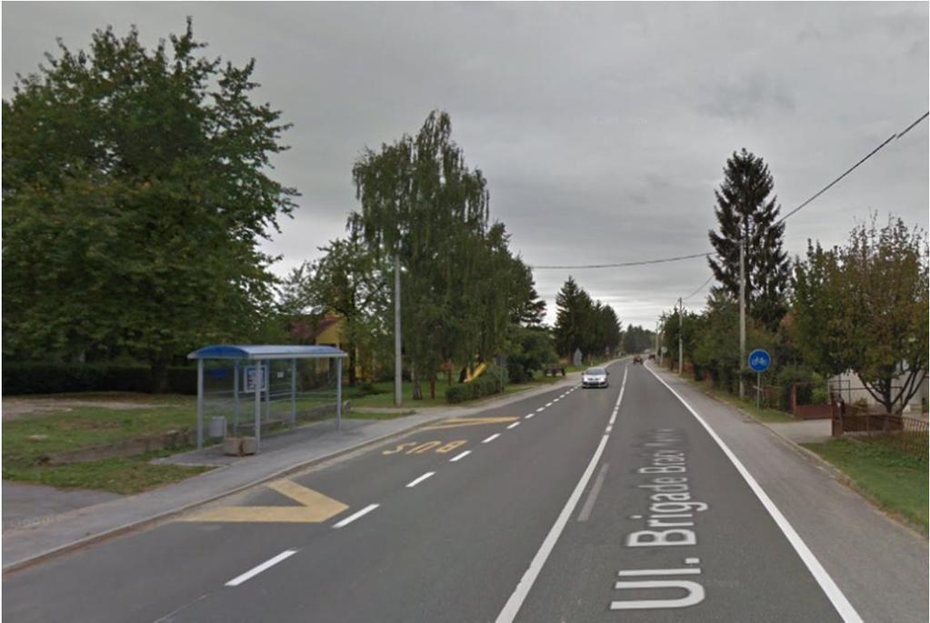 Az alábbi képen egy megállóhellyel, tetővel és menetrenddel rendelkező felújított buszmegálló látható.