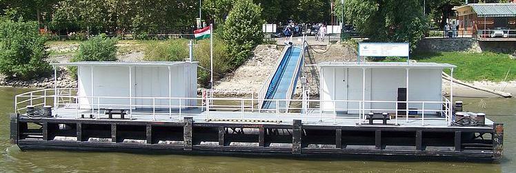 alkalmas úszómű. Helytelen, köznyelvi megnevezése a "stég". b.