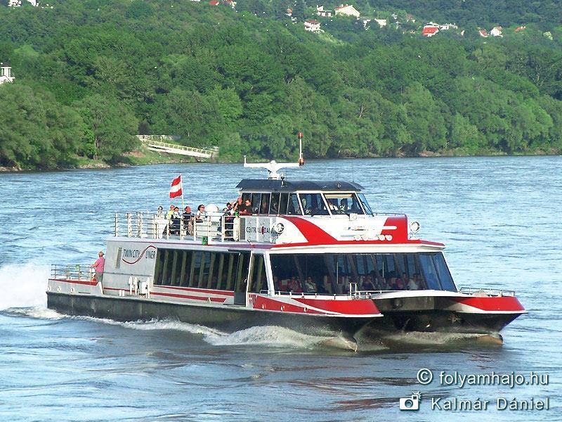 b.) gyorsjáratú hajó/katamarán Elővárosi, illetve közeli városok közötti gyors közlekedésre alkalmas jármű, mely