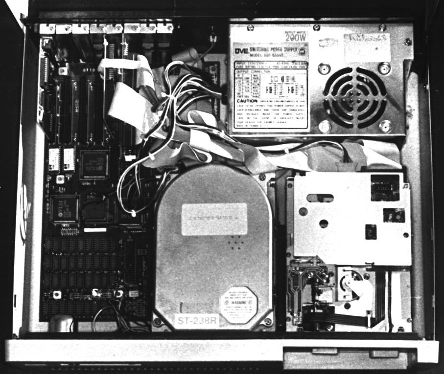 még visszatérünk) és a különbözô nyomtatott áramköri lapokra (NYÁK-ra) szerelt IC-kbôl (integrált áramkörökbôl) és egyéb elektronikus elemekbôl álló áramköröket, részegységeket.
