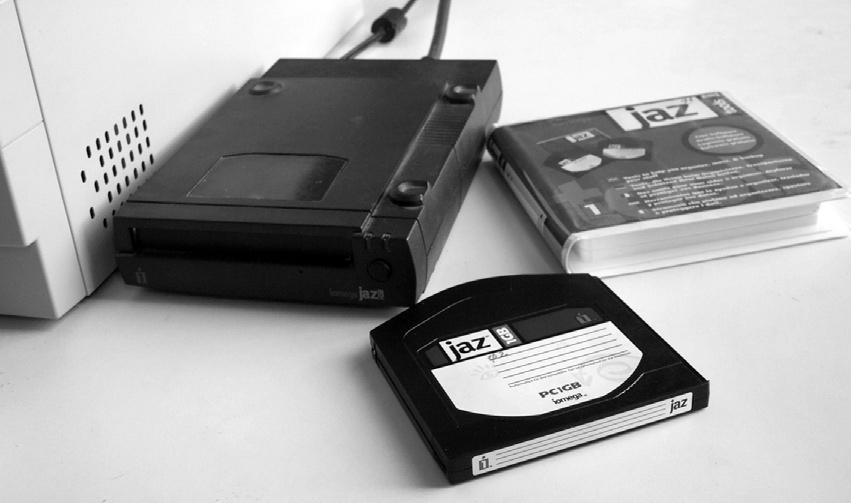 31. ábra 3,5"-os, 1 GB-os Jaz cserélhetô külsô háttértár is beépítenek. Az információ hordozó egy mágneses bevonatú merev mûanyag lemez, mely fix sebességgel forog.