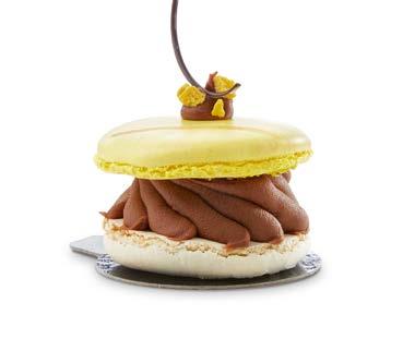 Gerbeaud-Schnitte Einer unserer beliebtesten Kuchen: Zwischen die Mürbeteigschichten gelangen traditionell gemahlene Nüsse und hausgemachte Pfirsichmarmelade, während ein
