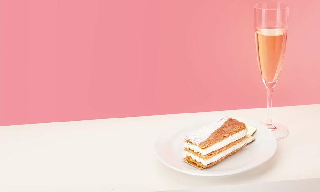 DOBOS TORTA ÉS TOKAJI ASZÚ... 0,1 L... 4590 Tradicionális recept alapján készült vaníliás csokoládékrémmel töltött torta kemény karamell tetővel.