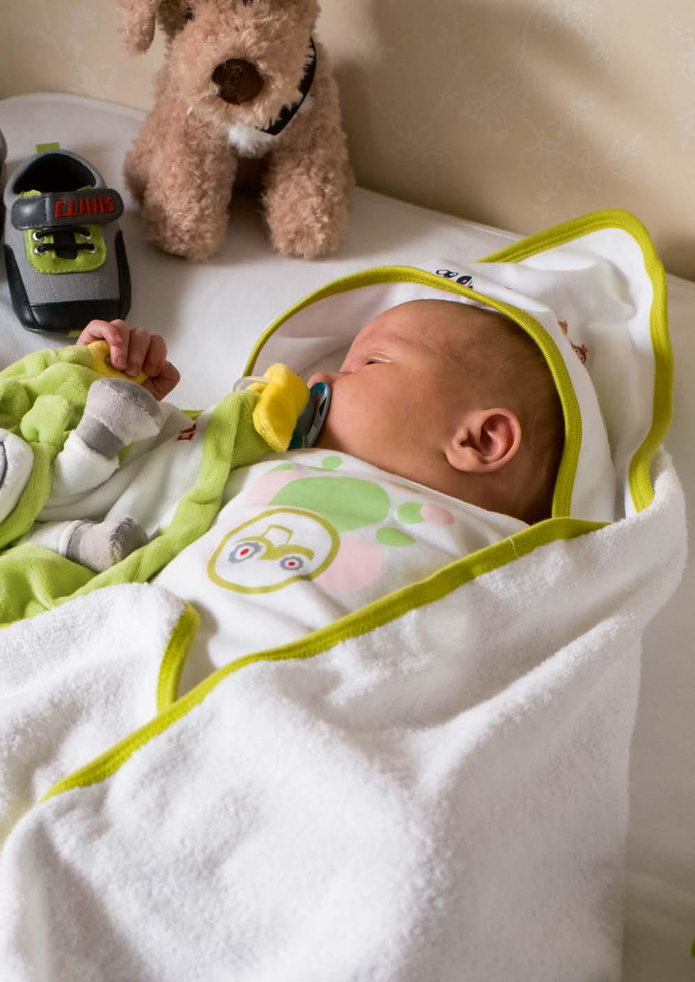 Baby sapka Nem csúszik el játék közben, e sapkát zöld szalagokkal tudjuk rögzíteni, és illik gyermeke fejméretére.