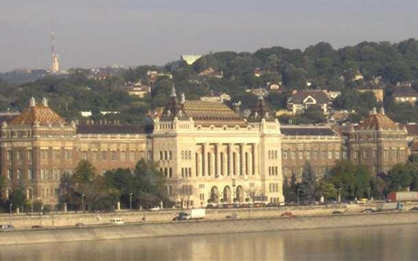 A földmérő- és térinformatikai alapképzés, mesterképzés és továbbképzés a budapesti Műegyetemen, avagy hogyan lehet megszerezni a 19/2013. (III. 21.) VM rendeletben előírt 70 kreditet Az 52/2014. (IV.