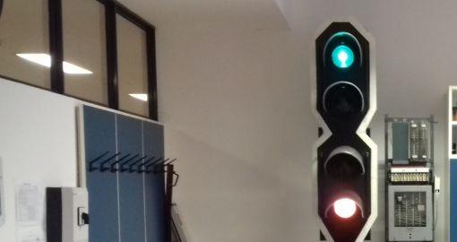 Vasúti automatika labor Eszközök: D55 kezelőpult; forgalmi szimulációval Vasúti fény