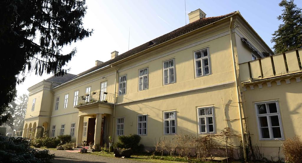 Szarkavár Somssich-kastély A szarkavári erdőben álló kastély története az 1800-as évekre nyúlik viszsza.