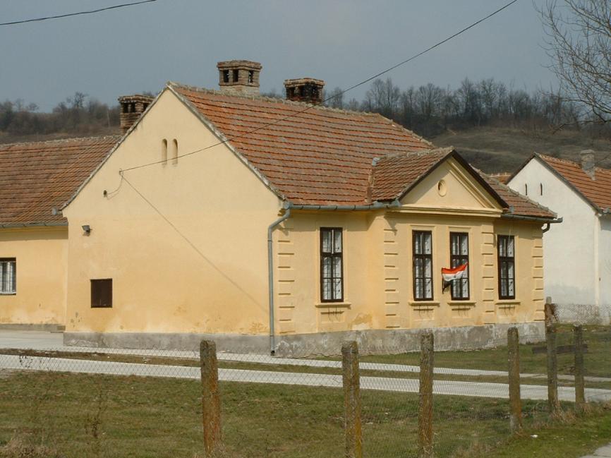 A lakóudvaron szabadon álló nyeregtetős, oromfalas gazdasági épület natúr téglaarchitektúrával, nyílászárókat keretező,
